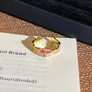 Detailansicht des Vintage-Ölgemälde-Blumenmusters auf einem goldenen offenen Ring