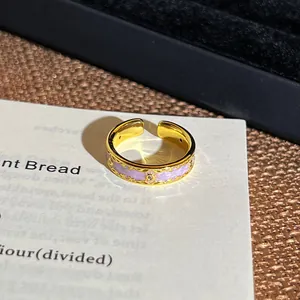 Detailansicht eines offenen Rings mit floralem Ölgemälde-Muster und lavendelfarbener Emaille
