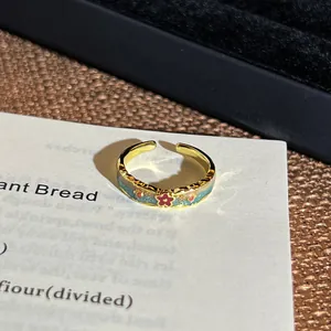 Nahaufnahme eines Vintage-Rings im Ölgemälde-Stil mit eleganten Goldfinish-Details