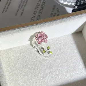 Elegante anillo ajustable de plata con flor de esmalte rosa y detalle de perla blanca
