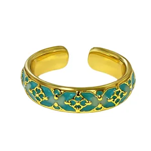 Nahaufnahme eines goldenen Rings mit blauen Emaille-Blumenmustern im Vintage-Stil