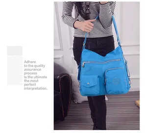 Große blaue Umhängetasche aus Oxford-Gewebe mit mehreren Taschen im Detail am Modell