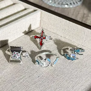 Nahaufnahme von vier Ringen mit Kreuz-, Pfotenabdruck- und Drachendesign
