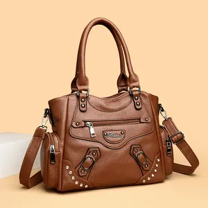 Sac cabas élégant en cuir texturé marron avec clous et bandoulière réglable chic