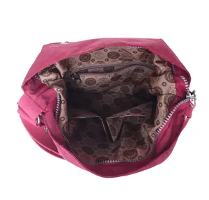 Innenansicht der großen burgunderroten Oxford-Stoff-Schultertasche mit Fächern