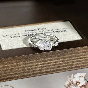 Nahaufnahme eines silberfarbenen verstellbaren Rings mit funkelnden klaren Steinen.