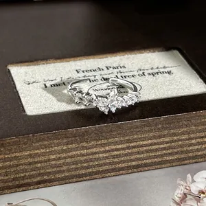 Detailansicht eines silbernen Rings im französischen Stil mit funkelnden Diamanten