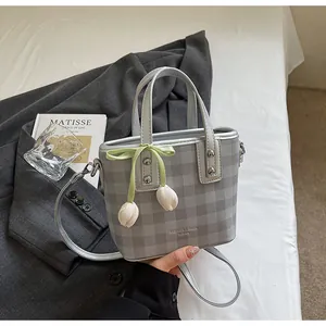 Sac seau à carreaux gris élégant pour femmes avec accessoire de charme tulipe