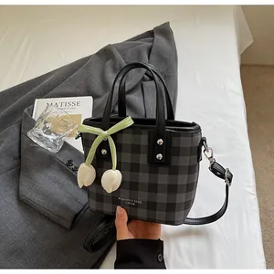 Sac seau élégant à carreaux gris avec breloque tulipe blanche et détail de ruban