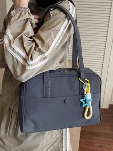 Grand sac fourre-tout gris foncé décontracté pour femmes avec un porte-clés en forme d'étoile