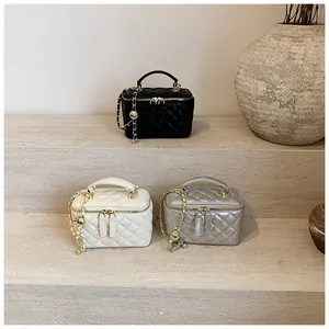 Tres mini bolsos acolchados en negro blanco y plateado con correas de cadena dorada