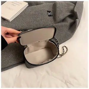 Vista detallada que muestra el espacioso interior de un bolso cubo acolchado negro.
