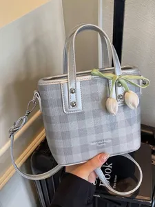 Sac seau à carreaux argenté avec breloque tulipe et bandoulière réglable