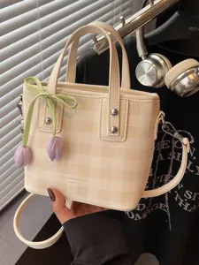 Sac à main seau à carreaux beige pour femme avec une jolie breloque tulipe violette