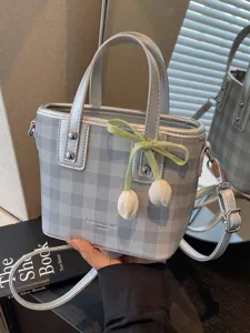 Sac seau élégant à carreaux argentés pour femmes avec un charmant nœud en tulipe vert