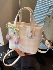 Sac seau à carreaux crème élégant avec breloques tulipes lavande et bandoulière réglable
