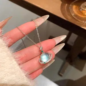 Primer plano de collar con colgante de planeta de piedra lunar con cadena de plata y diamantes