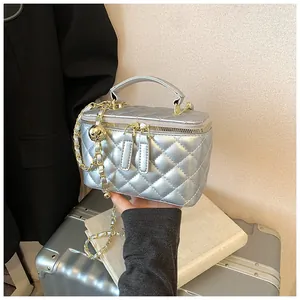 Mini bolso acolchado plateado metalizado con correa de cadena dorada y asa superior