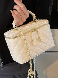 Elegante mini bolso vanity acolchado crema con cadena dorada y asa para mujeres