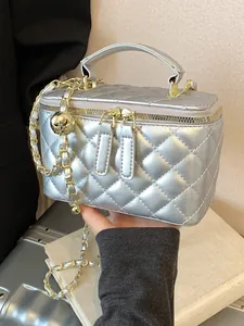 Elegante bolso mini plateado acolchado con cadena dorada y asa de mano superior