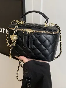 Bolso vanity acolchado negro elegante con cadena dorada ajustable