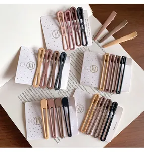 Colección de pinzas para el pelo mate neutras tipo pico de pato en tarjetas decor.