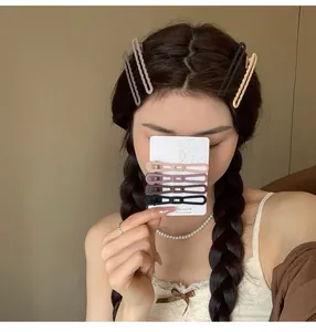 Mujer asiática con trenzas usando pinzas para el cabello mate para el verano elegante