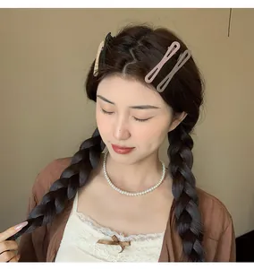 Vista detallada de pinzas de pelo grandes sin costuras en el cabello de una modelo