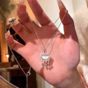 Elegante collar con candado de la paz de piedra lunar, campanas y brillantes diamantes de imitación