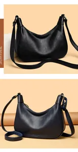 Detailopname van de zachte leertextuur van de zwarte en marineblauwe hobo tassen