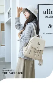 Sac à dos élégant en cuir PU beige avec logo kangourou sur un mannequin en milieu urbain