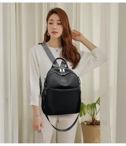 Elegante zaino in nylon nero da donna con chiusure lampo argentate e spalline regolabili