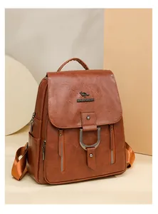 Vue détaillée du sac à dos en cuir PU marron avec une décoration élégante de logo de kangourou
