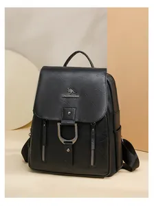 Vue de face d'un sac à dos élégant en cuir PU noir pour femme avec logo de kangourou
