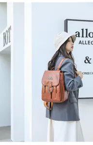 Sac à dos femme en cuir PU marron élégant avec texture vintage et rabat minimaliste
