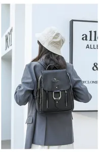 Vue détaillée d'un sac à dos en cuir PU noir avec boucle argentée et logo kangourou