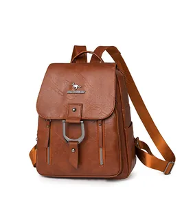 Vue de face d'un sac à dos classique en cuir PU marron pour femmes avec logo kangourou