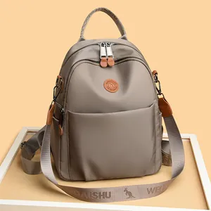 Zaino e borsa a mano elegante in nylon taupe per donna con logo canguro alla moda