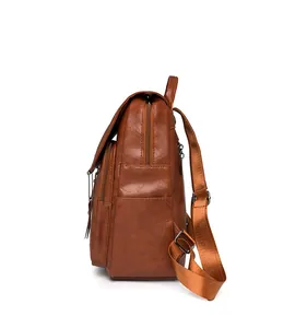 Vue latérale détaillée d'un sac à dos vintage en cuir PU marron avec bretelles réglables