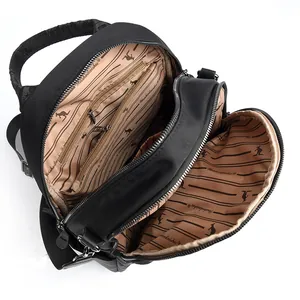 Elegante borsa a tracolla nera multitasche da donna con fodera con stampa a canguro