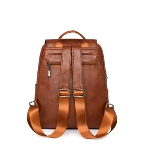 Vue arrière détaillée d'un sac à dos en cuir PU marron avec des bretelles réglables