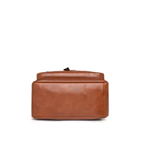 Vue détaillée de la base d'un sac à dos élégant en similicuir marron pour femmes