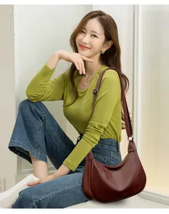 Stijlvolle donkerrode hobo-tas van zacht leer voor dames voor een moderne casual look