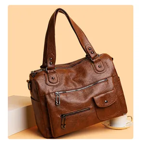 Detail der braunen Vintage-PU-Lederhandtasche mit Reißverschlusstaschen und Silber-Finish.