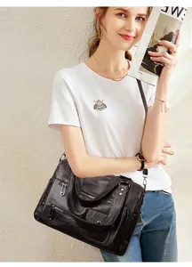 Lifestyle-Aufnahme einer Frau mit einer braunen Vintage-PU-Leder-Tasche mit Taschen