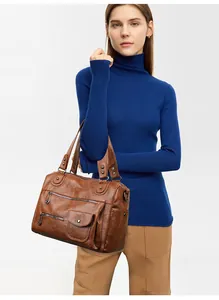 Klassische braune PU-Leder-Einkaufstasche an einem Model für Stil und Größe