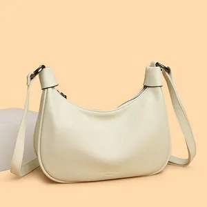 Elegante gebroken witte hobo schoudertas met grote capaciteit en fijne kiezellederen textuur