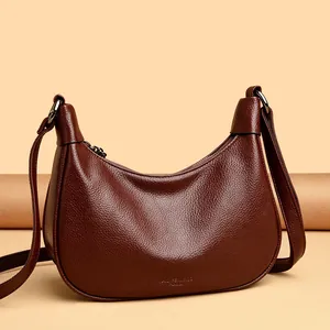 Grote hobo-tas van zacht leer voor dames in een elegante bordeauxrode afwerking