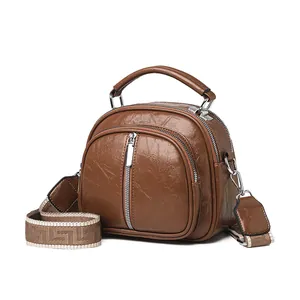 Modische braune Damenhandtasche mit großem Fassungsvermögen und gemustertem Gurt