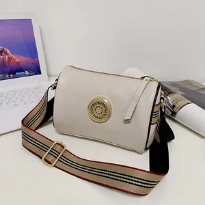 Borsa a tracolla vintage in pelle beige con cinturino a righe ed emblema dorato